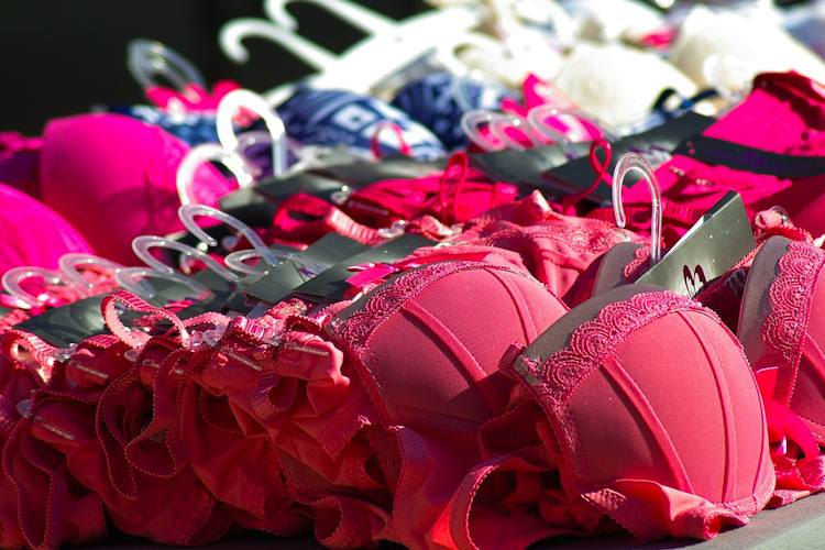 8 Simple Signs You’re Wearing The Wrong Bra Size